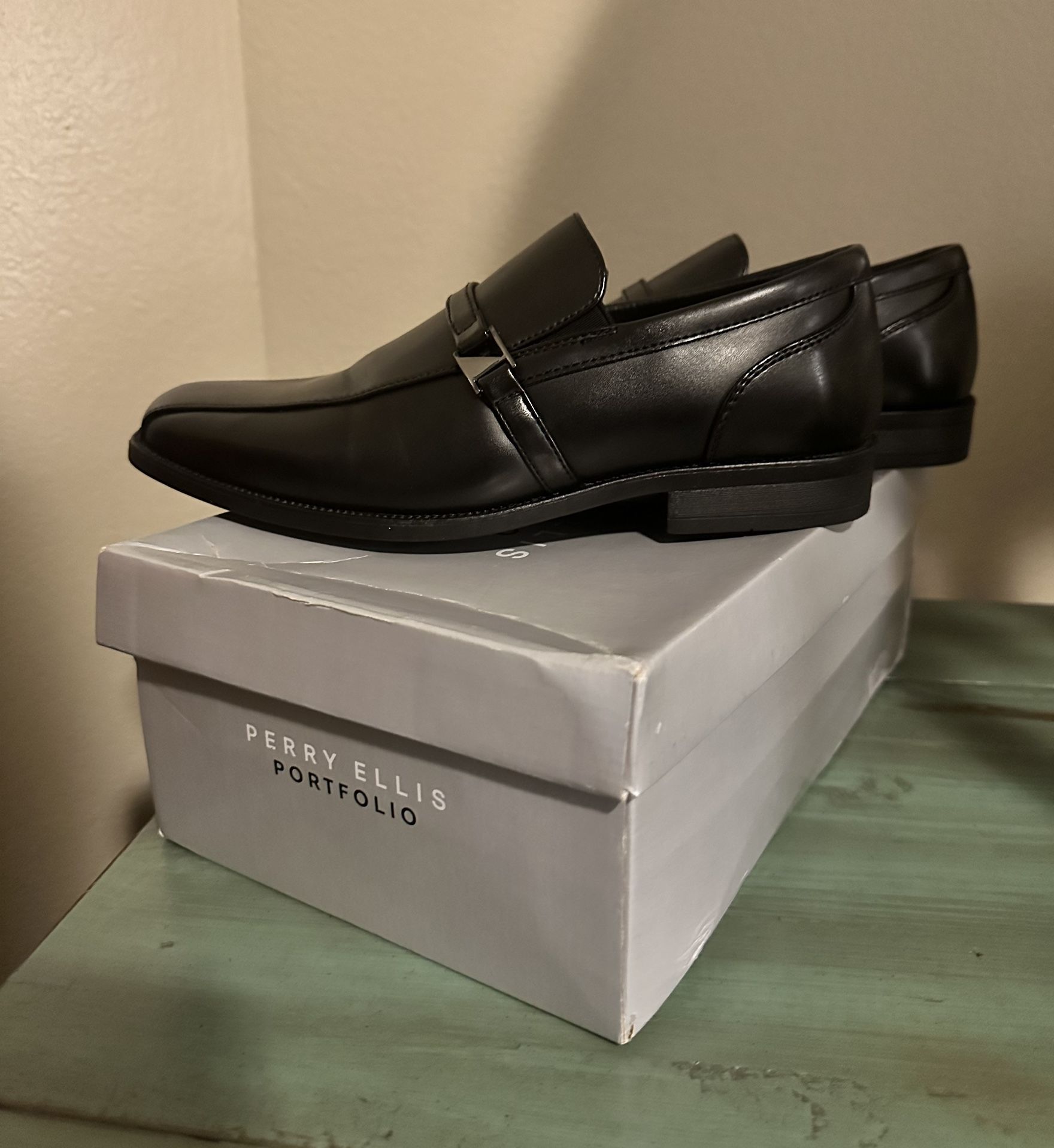 Like NEW Boys Perry Ellis Dress Shoes size 5m