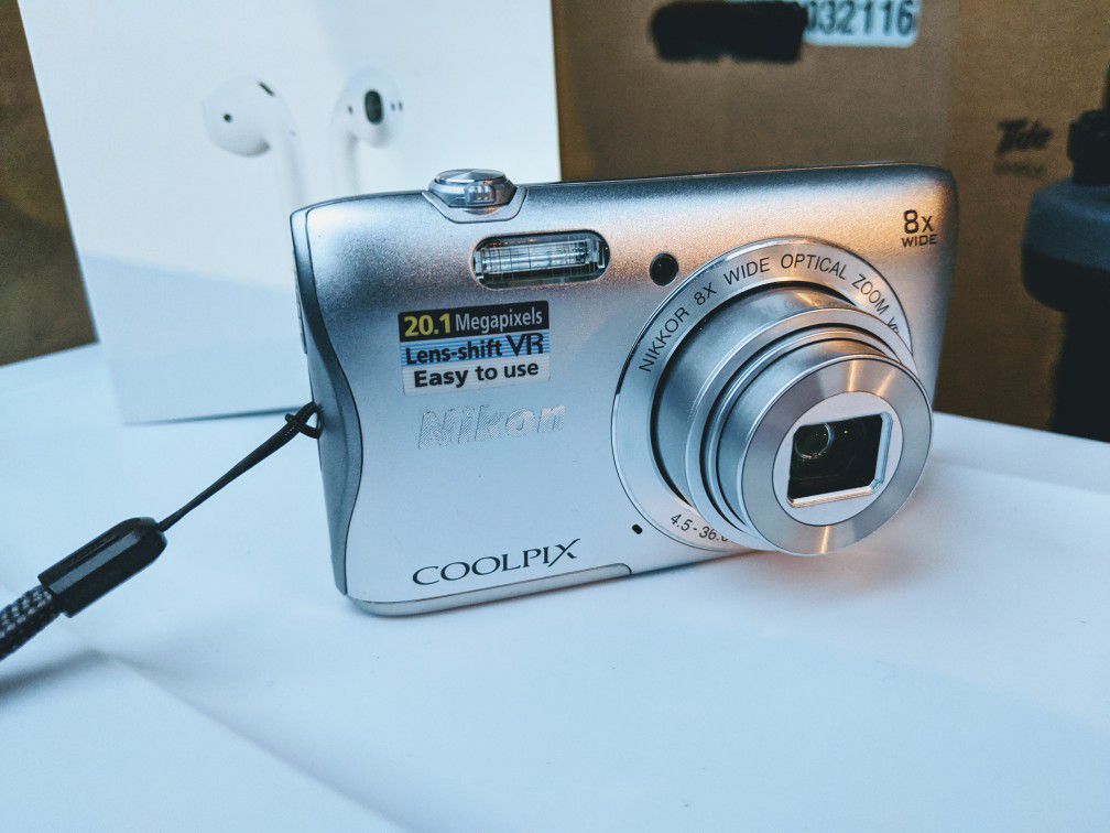 Digital Camera Nikon Coolpix S3700 ( 20.1mp 36mm, VR)