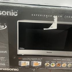 Selling Microwave Oven Panasonic 2.2 Cu Ft