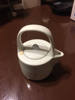 Porcelain tea pot