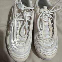 Air max  color blanco size  4Y  us