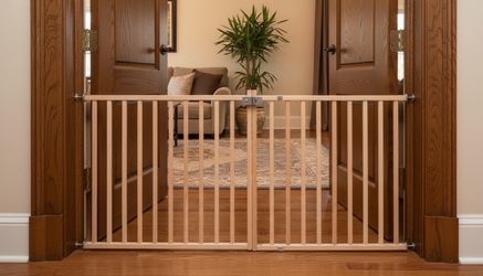 Four Paws Extra Wide Wood Safety Gate For Pets Dogs or Children, Excellent condition! Expands from 53"- 96" wide, 24" high