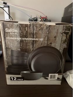 MOVING OUT SALE - Dinnerware / Plate Set