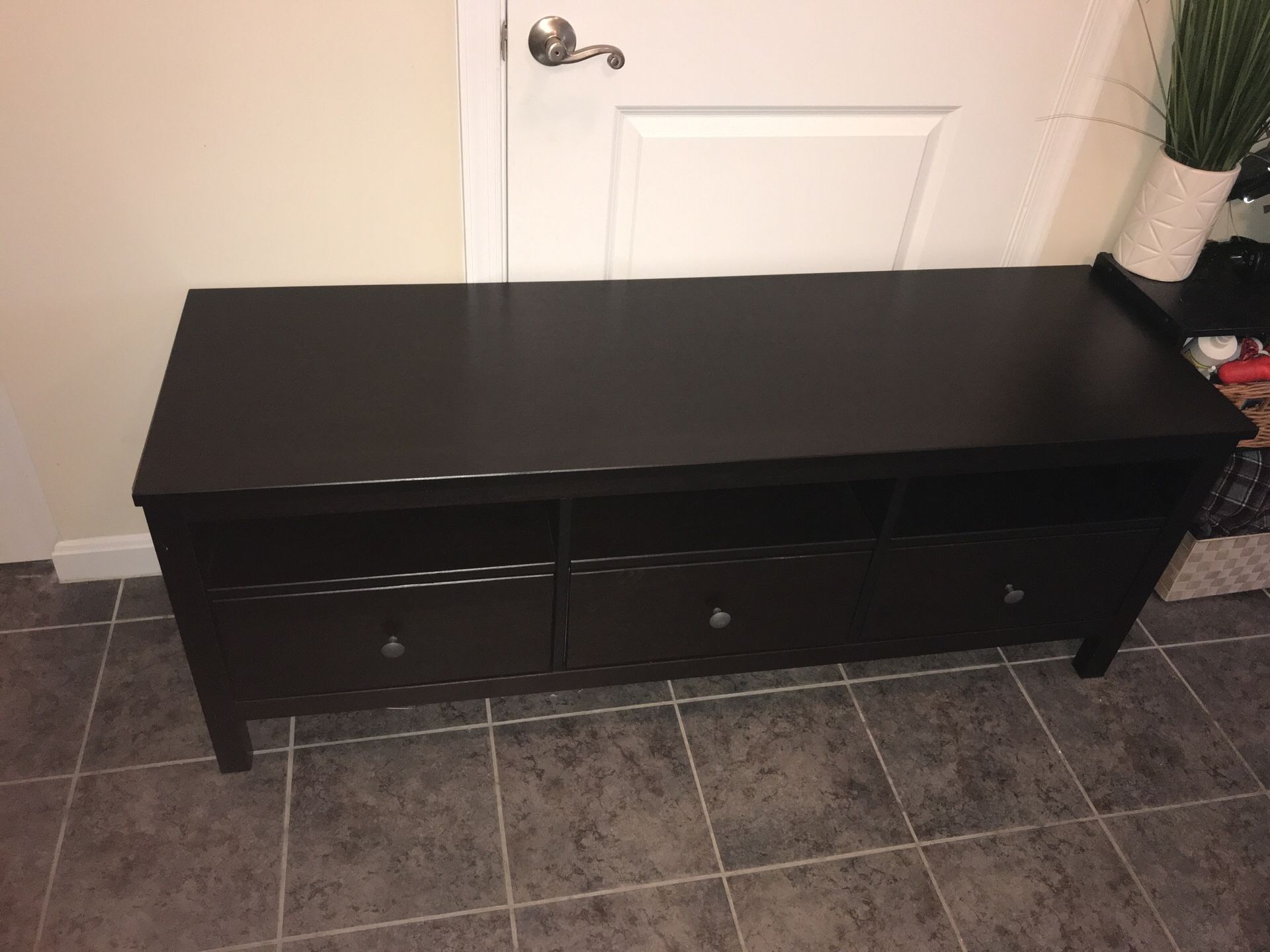 Wooden TV stand (like new)