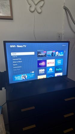 ALMOST NEW ROKU TV 30”