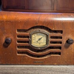 Mission Bell True Dial model 46 vintage collectible tube radio. Worked last week when I tested it, you are welcome to try it out to confirm.  