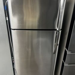 FRIGIDAIRE STAINLESS STEEL TOP FREEZER REFRIGERATOR APARTMENT SIZE 