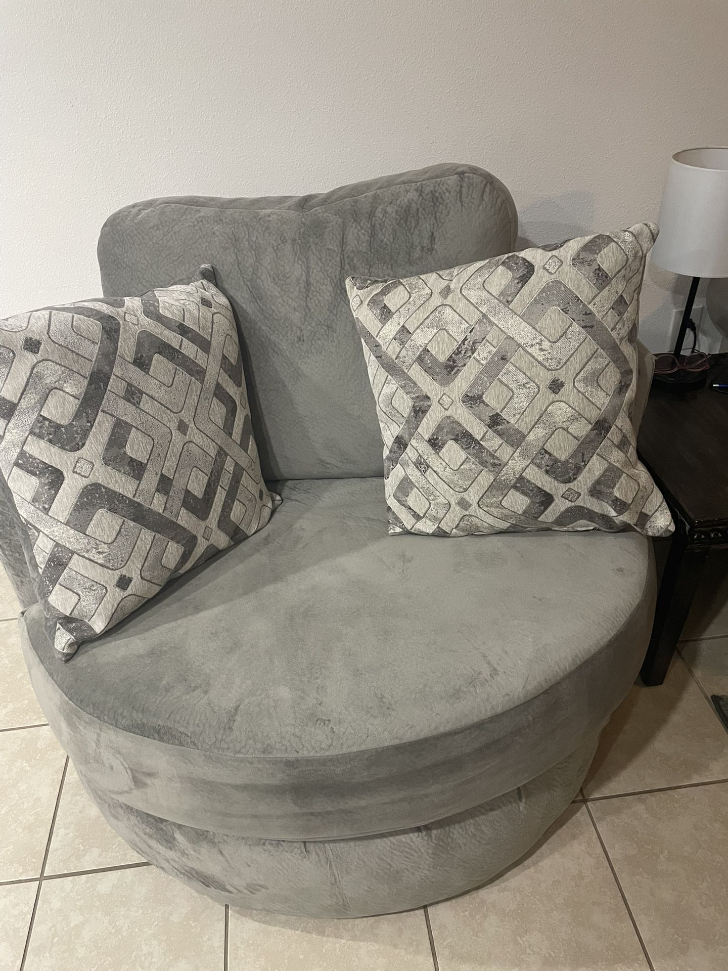 Large Round Swivel Chair