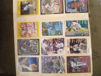 Folders of 400+baseball cards
