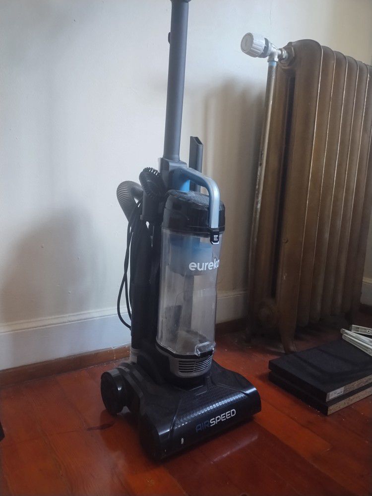 Vacuum Cleaner - Air Speed Bagless Eureka - Barely Used