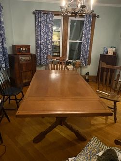 Wooden dining room table EXCELLENT condition