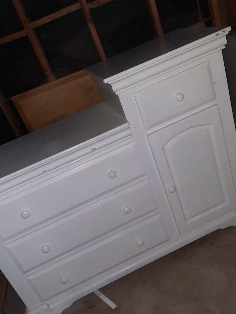 Baby Dresser. Changing Table