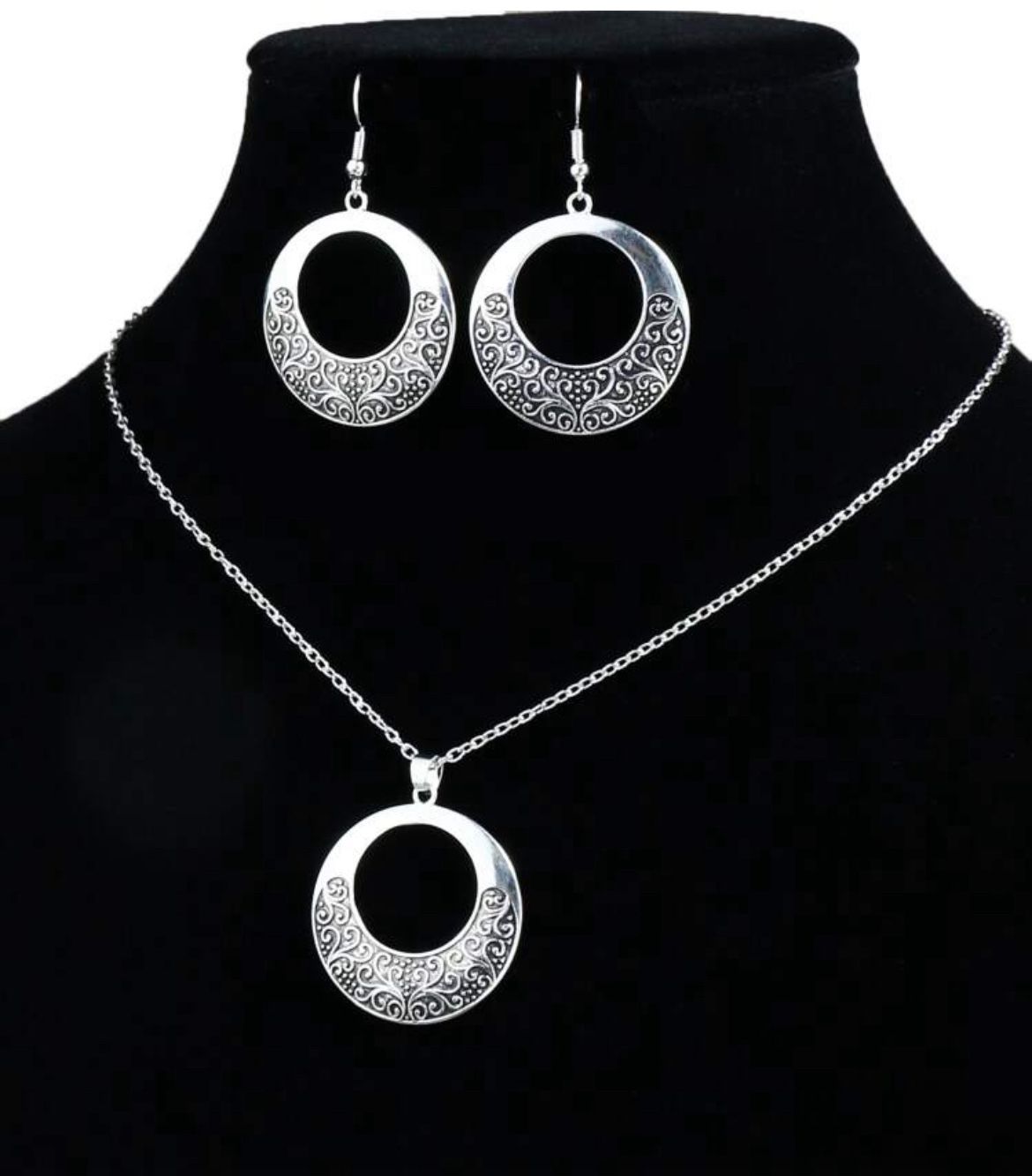 Beautiful three-piece necklace earrings set. Brand new.