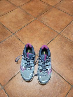Size 9 Women's Tennis Shoes By Everun