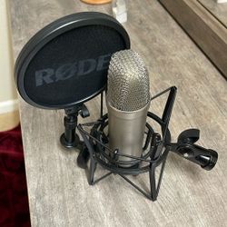 Rode NT1-A Large-Diaphragm Condenser Microphone with Shock Mount open box