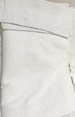 $18 Full/Queen quilt with 1 sham (white) 88x88 inch approximately