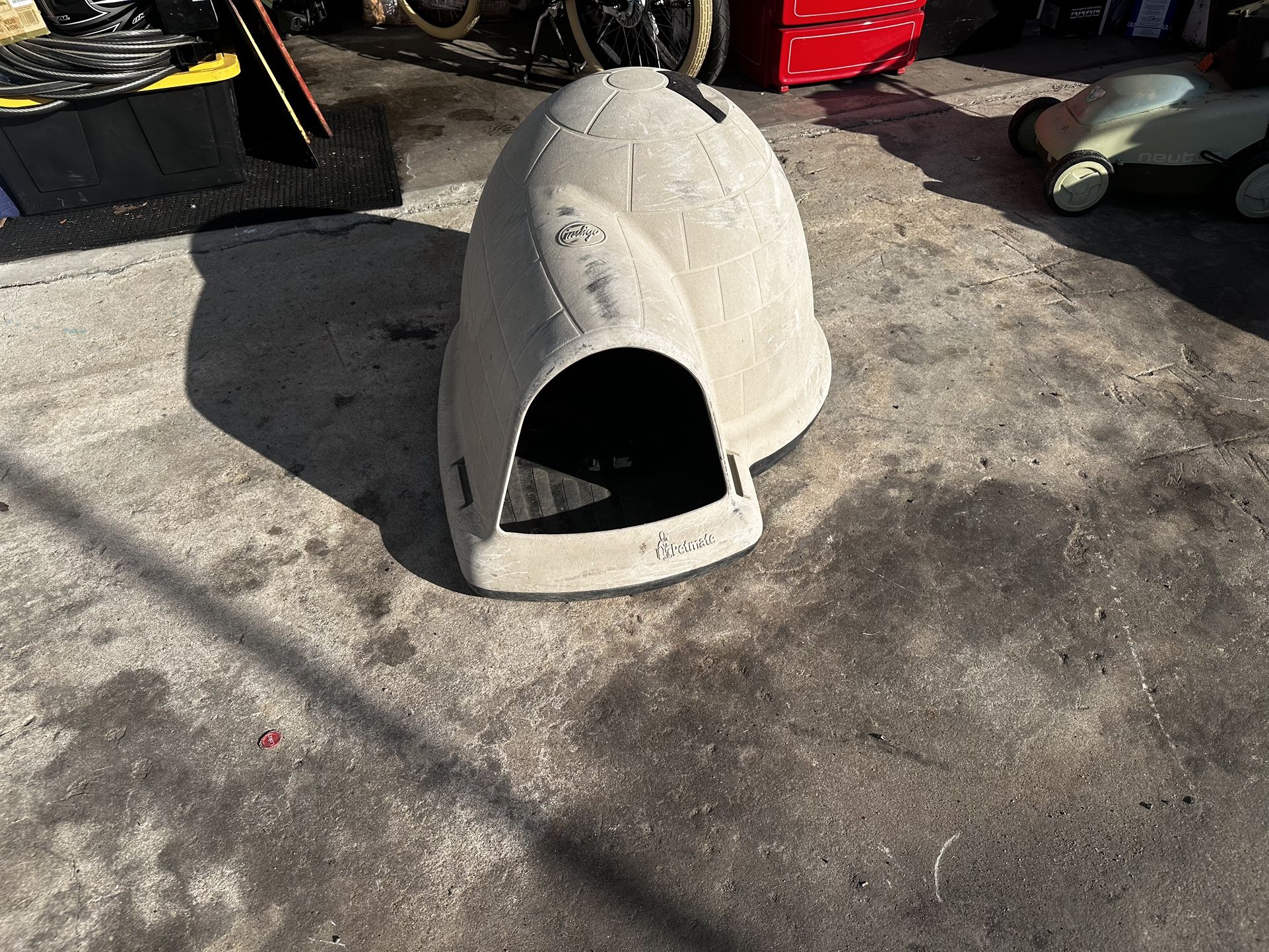 Dog House igloo petmate dimensions are in the one picture