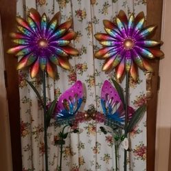 BRAND NEW
$200 FOR ALL 4 PIECES.
2 Large Metal Flower Garden Stakes (58" Tall x 16" wide)
And 2 Metal Solar Powered Light Up Butterflies (42" Tall)
(S