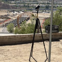 PROFESSIONAL TRIPOD BAUSCH & LOMB • WITH 3 WAY SPRING LOADED PAN HEAD