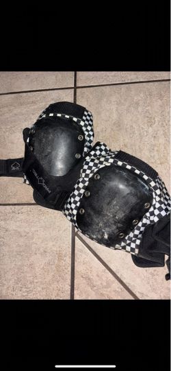 Skateboarding knee pads