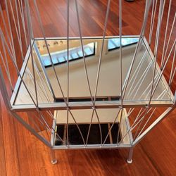 Modern Sleek Accent Table. Great Condition 