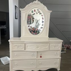 Twin Bed And Dresser Mirror Set