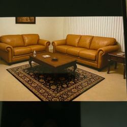 Benjamin collection sofa set with low seat, Italian leather that’s in great condition and elegant looking