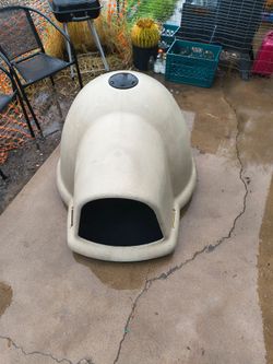 Igloo-Style Plastic Outdoor Dog House