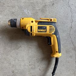 DeWalt 8 amps 3/8 in. VSR Corded Drill