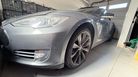 Tesla 2013 model S P85