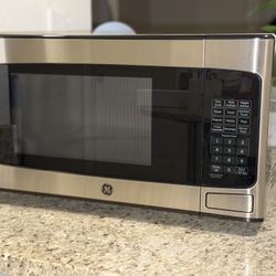 🔥 For Sale: GE Countertop Microwave Oven – Excellent Condition! 🔥
