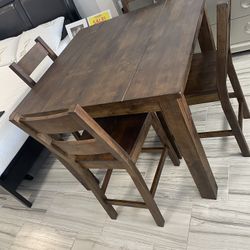 COUNTERHEIGHT WITH 4 CHAIRS! 