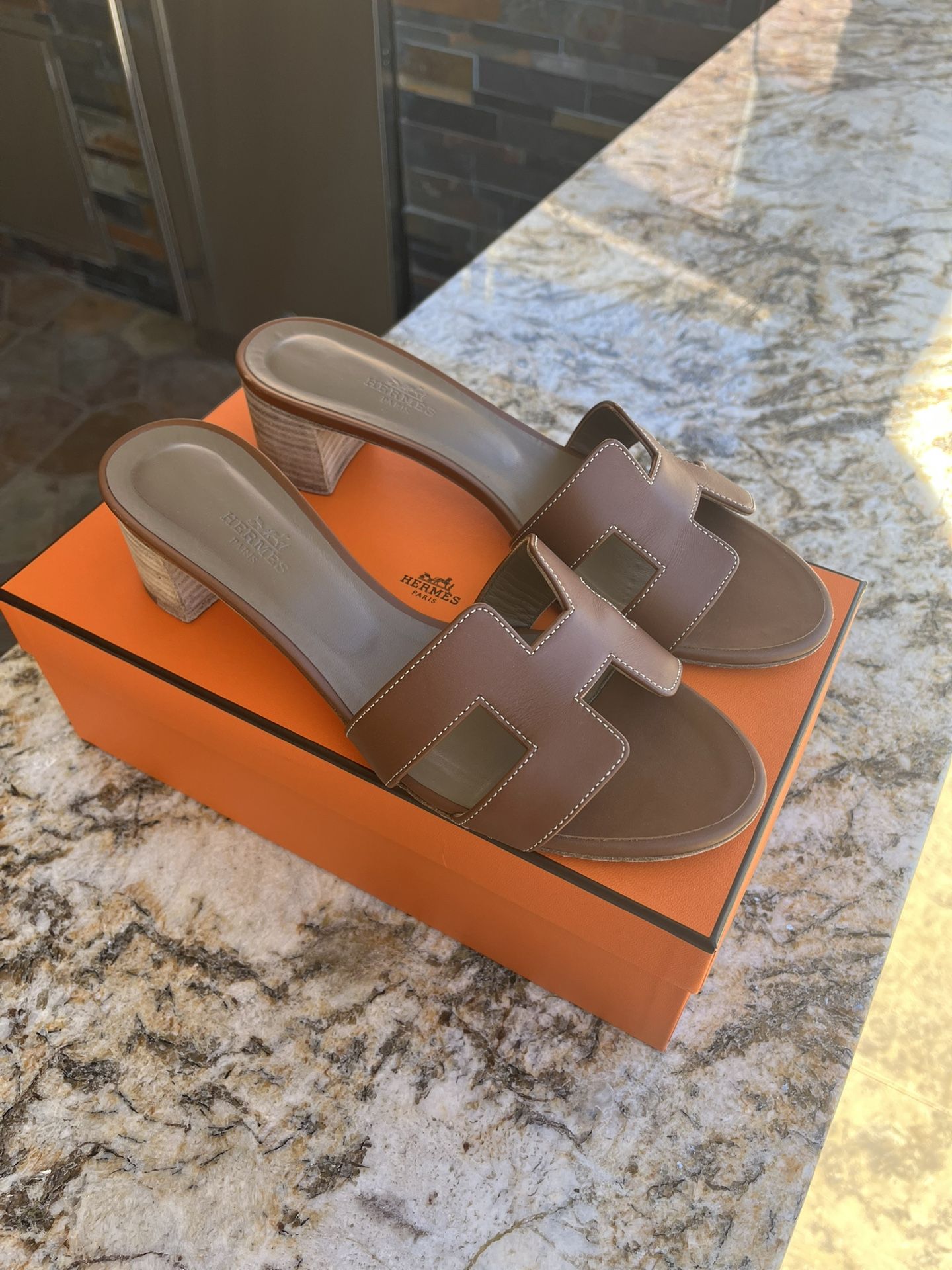 Hermes sandals size 8 Hermes Calfskin Ellipse Sandals - Size 8 / 38 (SHF-lzukCG) main image 2