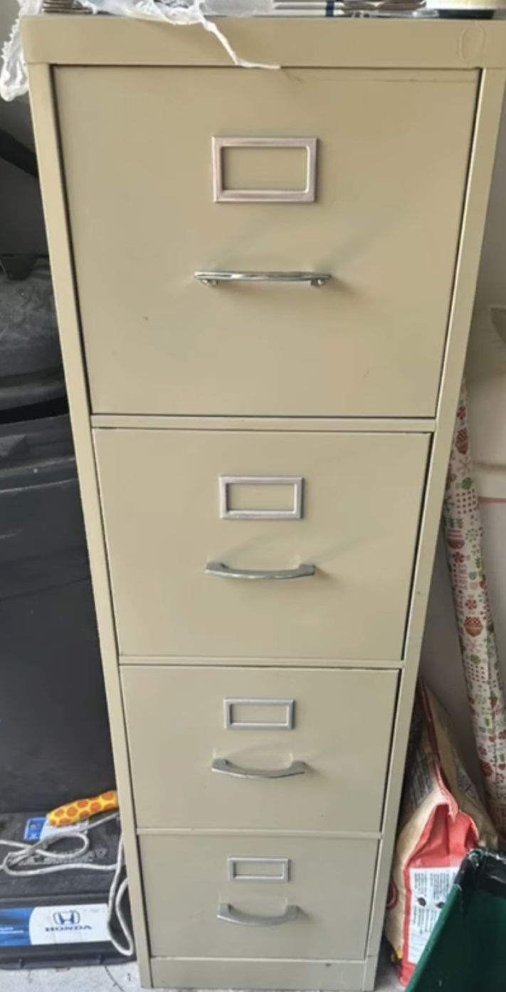 FILE CABINET $50 - 4 DRAWERS P/U Meet/Deliver depending where you live! 19082