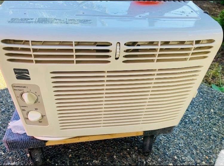 Air Conditioner 5000 BYU Mint Condition Blows Ice Cold !!