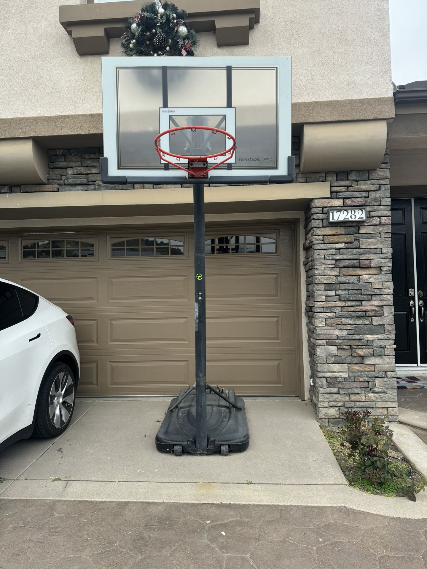 Liftable basketball stand