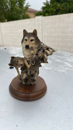 Mill Creek Studios Wolf sculpture