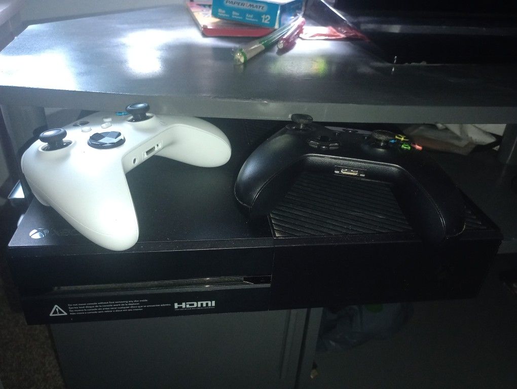Xbox One W/ 2 Wireless Controller