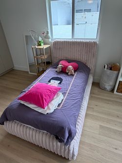 Twin size bed and mattress- Room to go