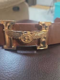 Brown belt with número 8 in the buckle