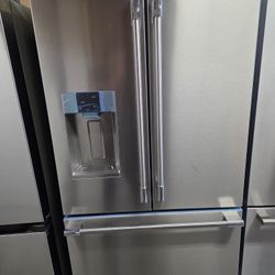 REFRIGERATOR  FRIGIDAIRE  FRENCH  DOOR  STAINLESS STEEL NEW  ONLY USED IN DISPLAY 