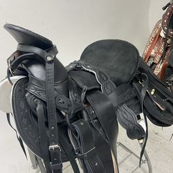 Nueva montura charra con fuste forrado de cuero