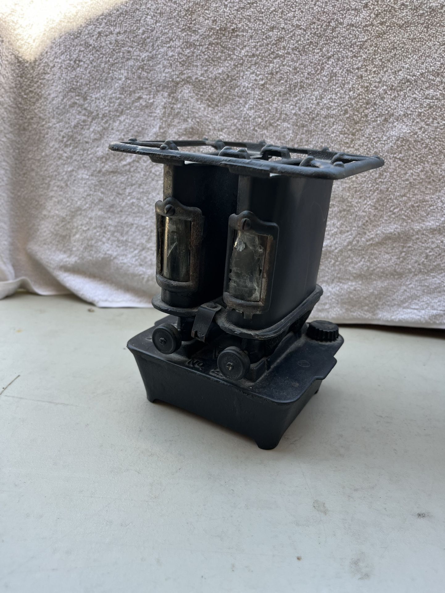 antique cast Iron double wick Kerosene sad iron heater camp stove radiant