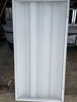 48” Fluorescent Light - 3 Bulbs