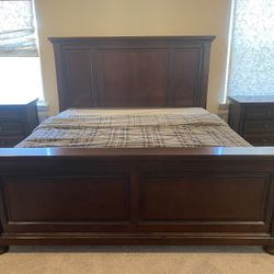 King Bedroom Set ( No Mattress)