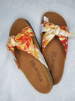 Sandals with bow accent