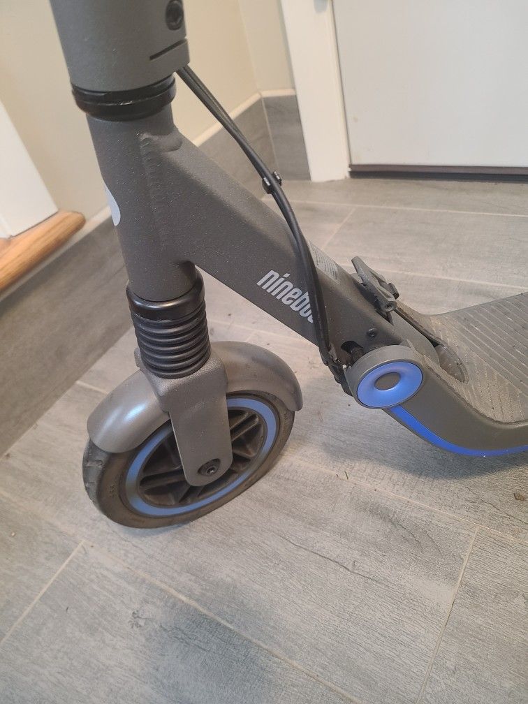 Kids Segway Ninebot eKick Scooter ZING E10 for Ages 8+, Excellent