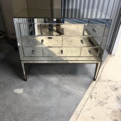 Set Of 2 BASSETT NIGHTSTANDS- Pristine!