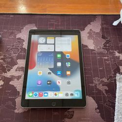 Apple IPad 5 32GB Fully Functional crack on top right