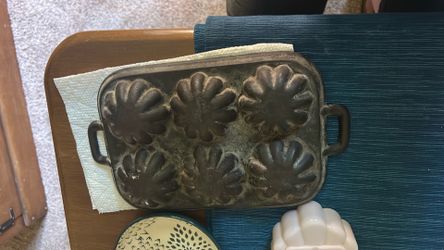 Vintage Turk cast iron 6 mold flower baking pan